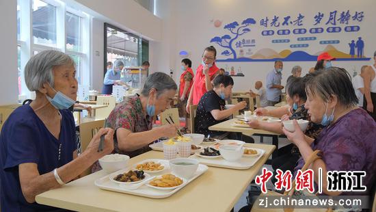 居民在迎恩老年食堂就餐。 奉化区委组织部供图