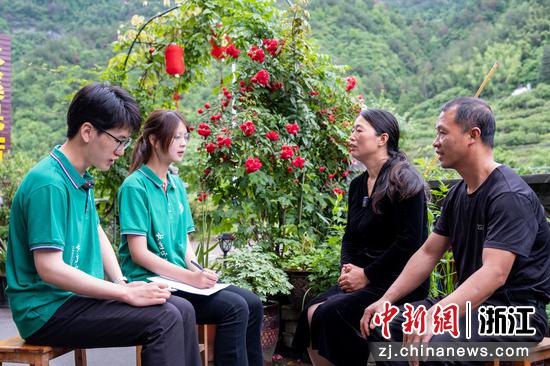 杭电学生在采访村民。马文馨 摄
