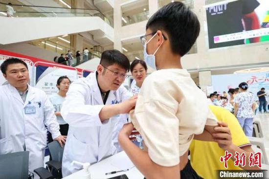 图为上海儿童医学中心贵州医院举行的义诊活动。　瞿宏伦 摄