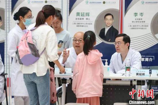 图为上海儿童医学中心贵州医院举行的义诊活动。　瞿宏伦 摄