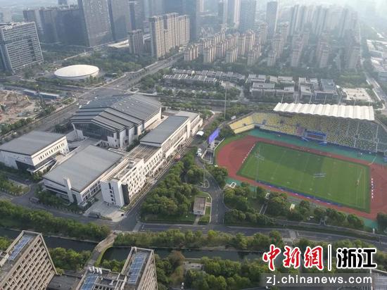 无人机航拍杭州师范大学仓前校区体育场画面。余杭区综合行政执法局供图