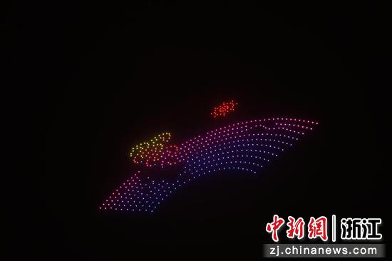 无人机在夜空中形成杭州亚运会图标。徐梓齐（实习生） 摄