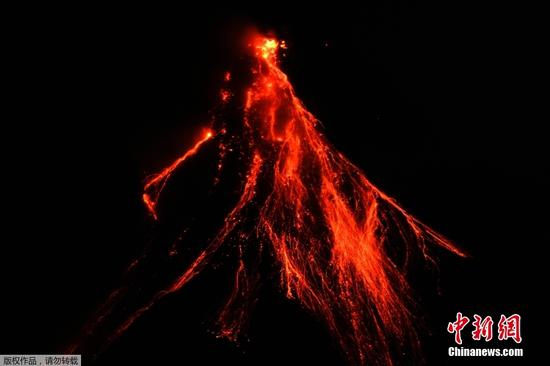 当地时间6月15日，菲律宾马荣火山持续喷发，大量熔岩顺山体淌下。马荣火山自11日喷发以来，已造成当地数以万计的居民被迫紧急撤离。