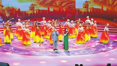 　　国家京剧院名角于魁智、李胜素演唱戏歌《中华》。图/本报全媒体记者王畅彤摄

