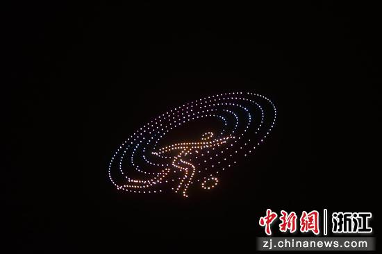 无人机在夜空中形成杭州亚运会体育图标。徐梓齐（实习生） 摄