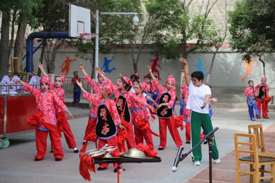 兵团猛进秦剧团老师在教学生表演动作。