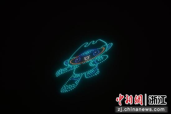 无人机在夜空中形成杭州亚运会吉祥物形象。徐梓齐（实习生） 摄