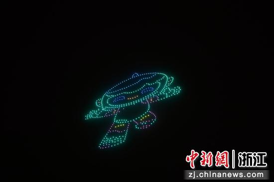 无人机在夜空中形成杭州亚运会吉祥物形象。徐梓齐（实习生） 摄