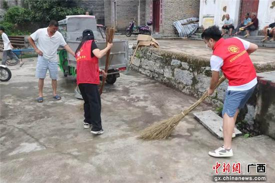 钟小清 张韬  摄影报道