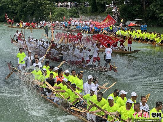6月17日，大赛在碧江锦江河举行“船说碧江·龙腾锦江”游江活动，活动现场载歌载舞热闹非凡。