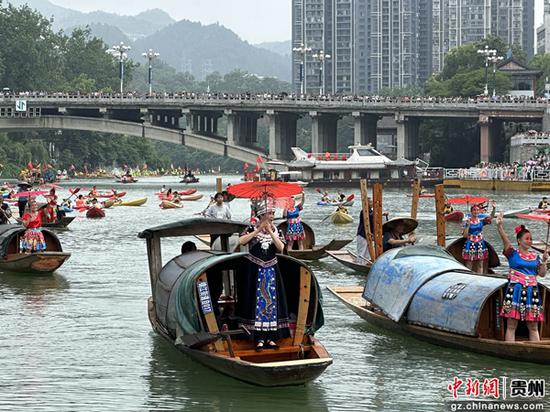 6月17日，大赛在碧江锦江河举行“船说碧江·龙腾锦江”游江活动，活动现场载歌载舞热闹非凡。