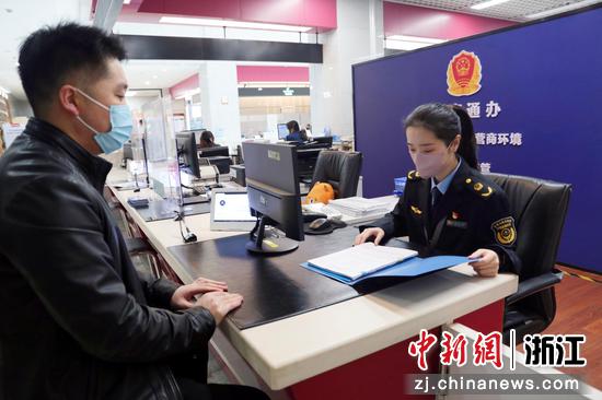 企业工作人员在杭州市场监管审批窗口办事。 杭州市市场监管局供图