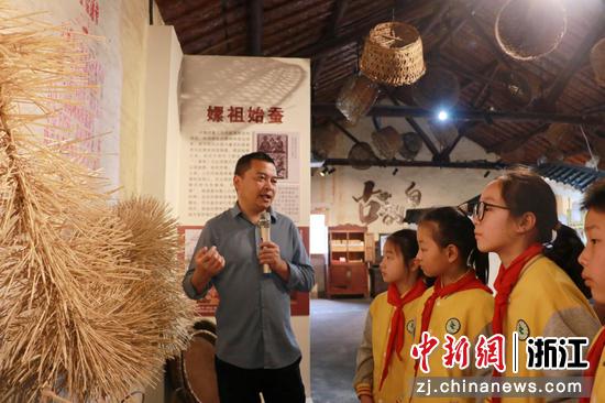 姚晓顺正在孩子们讲解蚕文化的历史  长兴县文明办 供图