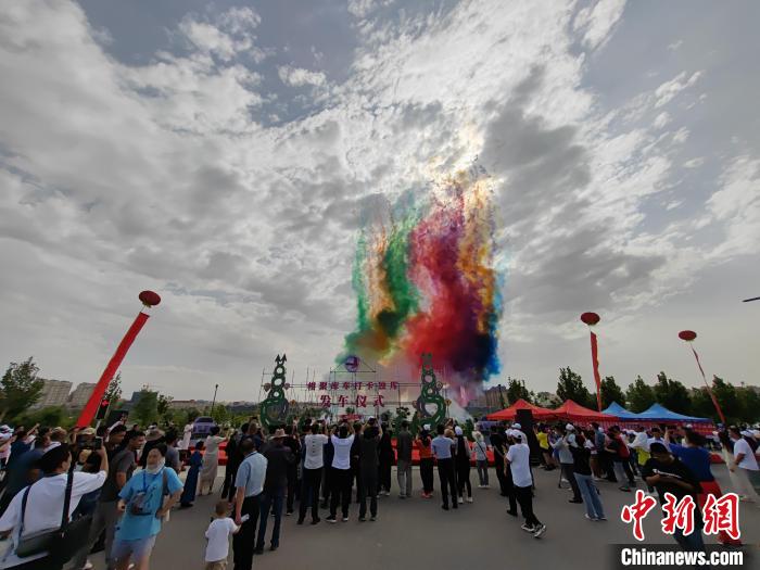 6月18日，新疆库车市举行2023年独库公路发车仪式。　王小军　摄