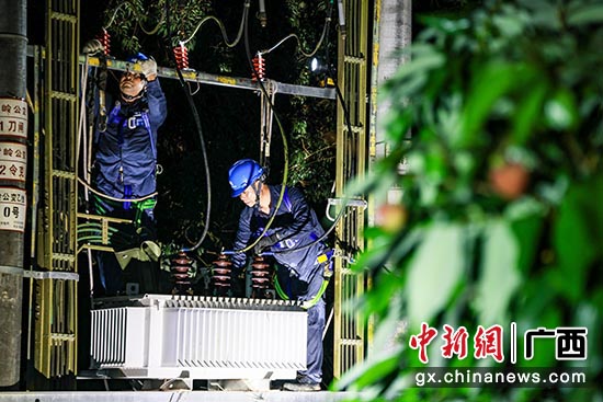 图为6月16日南方电网广西钦州浦北供电局连夜抢修雷击受损设备。曾可凡 摄