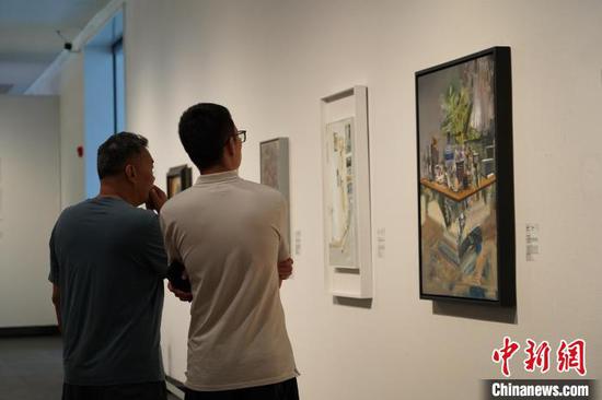 观众看展。 蒲文思 摄 观众看展。 蒲文思 摄