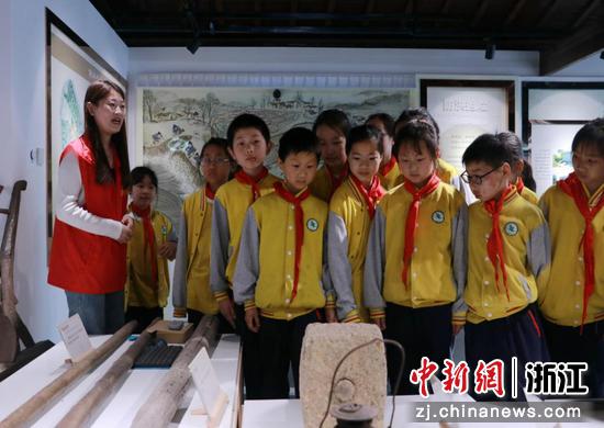 文化礼堂内，孩子们认真听着讲解 长兴县文明办 供图