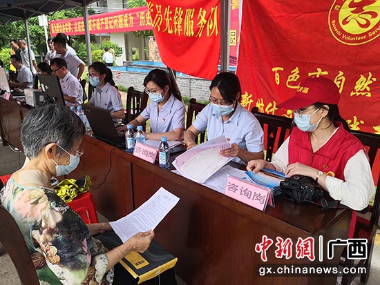 党员先锋服务队进小区宣传不动产统一登记政策。 党员先锋服务队进小区宣传不动产统一登记政策。