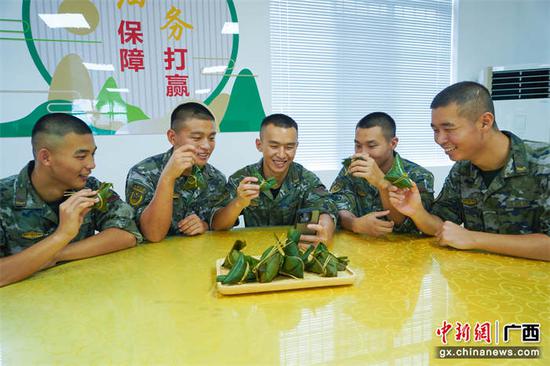 图为官兵们拨打亲情电话。武警防城港支队 供图 图为官兵们拨打亲情电话。武警防城港支队 供图