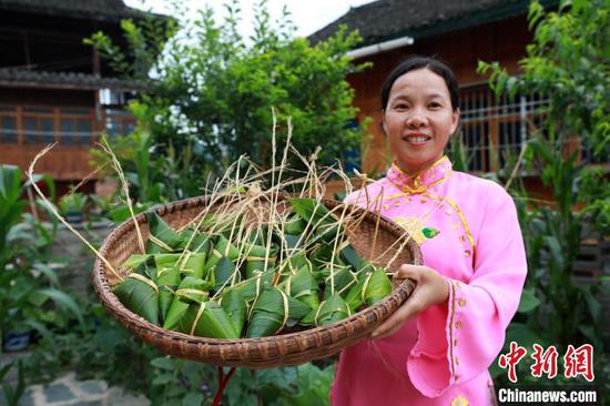 贵州省剑河县加禾村，村民展示包好的粽子。　杨家孟 摄