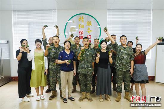 图为官兵与家属合影留念。武警防城港支队 供图 图为官兵与家属合影留念。武警防城港支队 供图