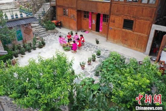 贵州省剑河县加禾村，村民正在包粽子 。　杨家孟 摄