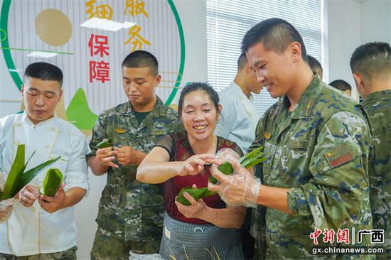 图为家属手把手指导官兵。武警防城港支队  供图