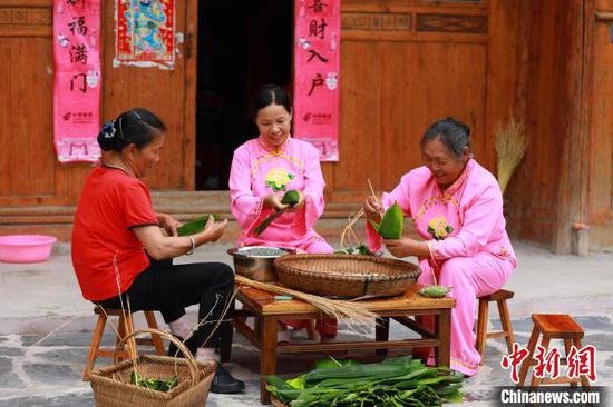 贵州省剑河县加禾村，村民在包粽子。　吴昌连 摄