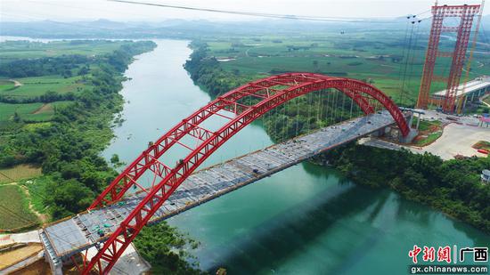 正龙红水河特大桥拱肋外观精美、质量精湛 周岩松 摄