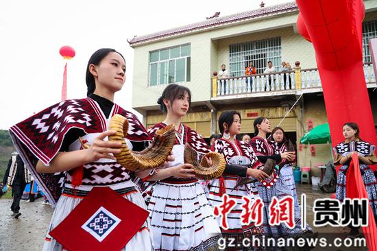 贵州威宁苗族群众欢度“花山节”