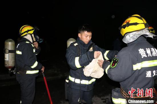 在处置一起工厂火灾时，李宏栋及队友调整装备，准备内攻灭火。　受访人供图