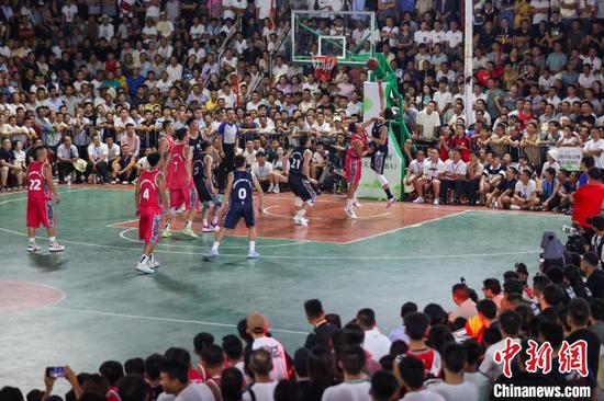 图为贵州省黔东南州农民篮球队（红）与甘肃省临夏州农民篮球队（黑）展开对决。　瞿宏伦　摄