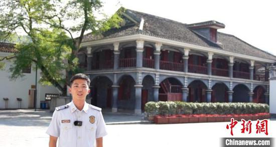 李宏栋在遵义会议会址小楼开展线上宣讲时与会址合影。　受访人供图