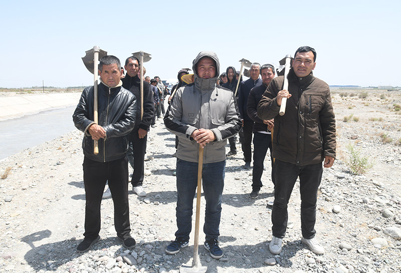 图为喀什地区群众参加影片《大改水》拍摄。