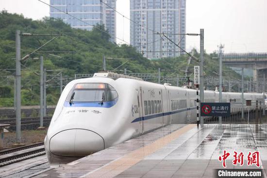 “和谐号”动车组列车驶出贵阳北站。　瞿宏伦 摄