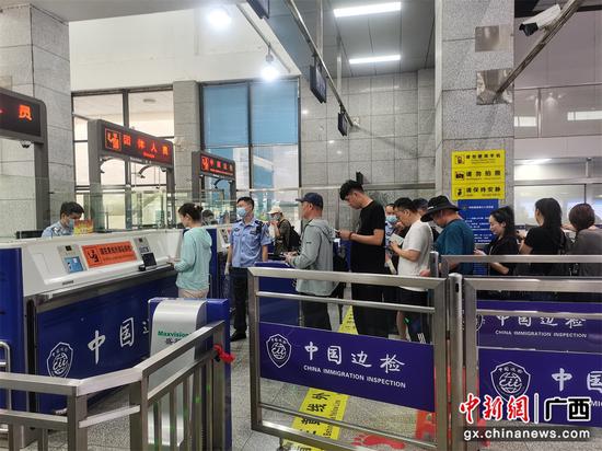 友谊关边检站移民管理警察正在对出入境旅客进行检查 摄影 唐雁柏