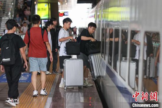 旅客在贵阳北站月台登车。　瞿宏伦 摄