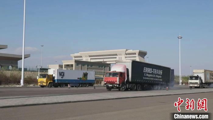 1-5月新疆霍尔果斯口岸进出口货运量超1500万吨。　李明　摄