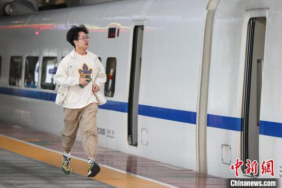 旅客在贵阳北站月台奔跑。　瞿宏伦 摄