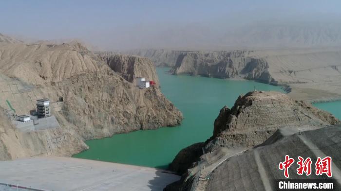 大石门水利枢纽工程承担着车尔臣河流域防洪、发电和灌溉等多项任务（资料图）。　新疆巴州大石门水库管理处提供