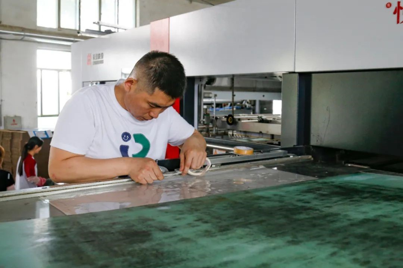 　　乌鲁木齐科迪彩印包装有限公司的生产车间工人正在加紧生产订单。