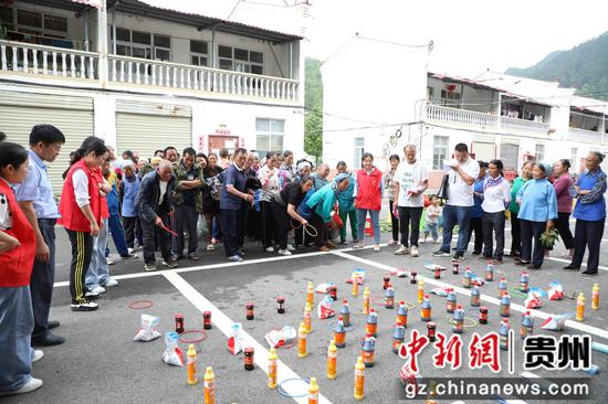 长顺县摆所镇摆所社区移民小区活动现场。