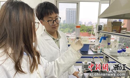 学院学生刘明、胡程璐在做实验 赵海莹供图