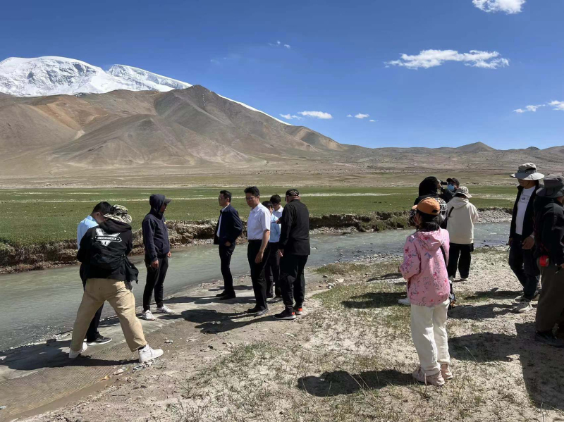 图为剧组演职人员在慕士塔格峰下进行拍摄。演职人员旁边的冰川融水将流向喀什地区伽师县、疏附县等地。