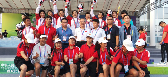 金华龙舟女队获第十四届全运会1000米混合组冠军现场（二排右二：翁时文）