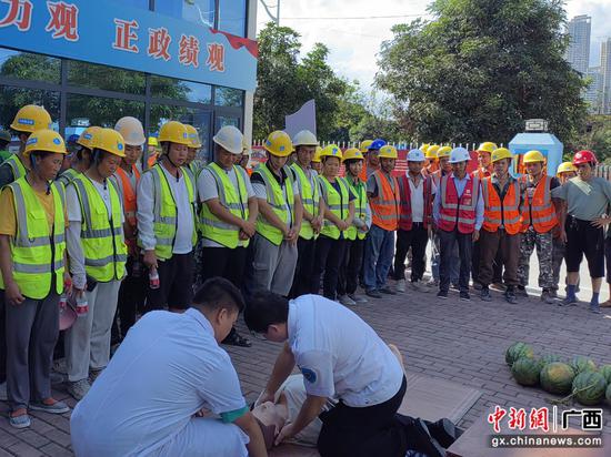 良庆社区医院医生为一线建设者们带来了“防暑降温、职业健康”培训（1），梁立玉摄