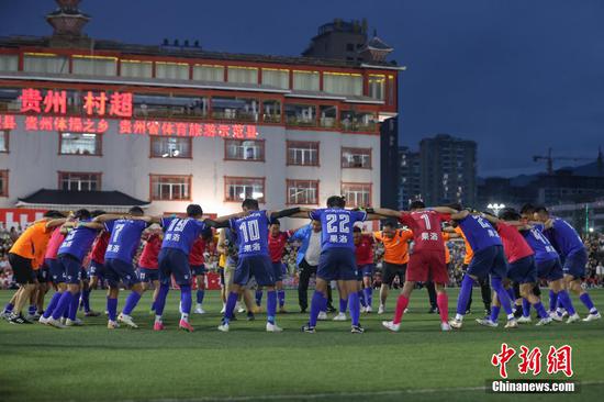 果洛藏族自治州格萨尔王足球队比赛前加油打气。