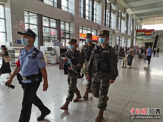 民警与驻站武警开展联合巡逻。 朱冬莲 摄 民警与驻站武警开展联合巡逻。 朱冬莲 摄