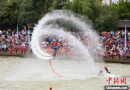 特技人员表演水上飞人。　磨桂宾 摄