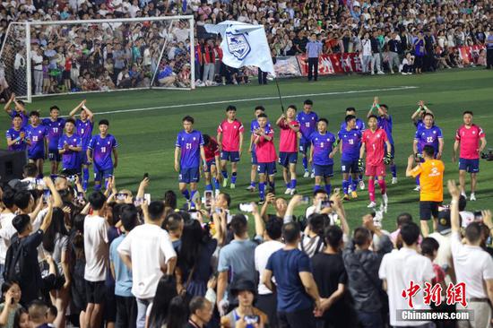 果洛藏族自治州格萨尔王足球队比赛完后向观众致谢。